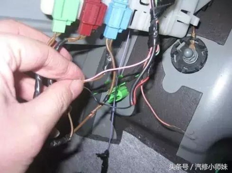 你是否经常感到手机屏幕上的污渍让你无法集中精力工作？或者在使用过程中，发现手机按键开始变得不灵敏？这可能是因为你的手机需要进行一次彻底的清洁和保养了。